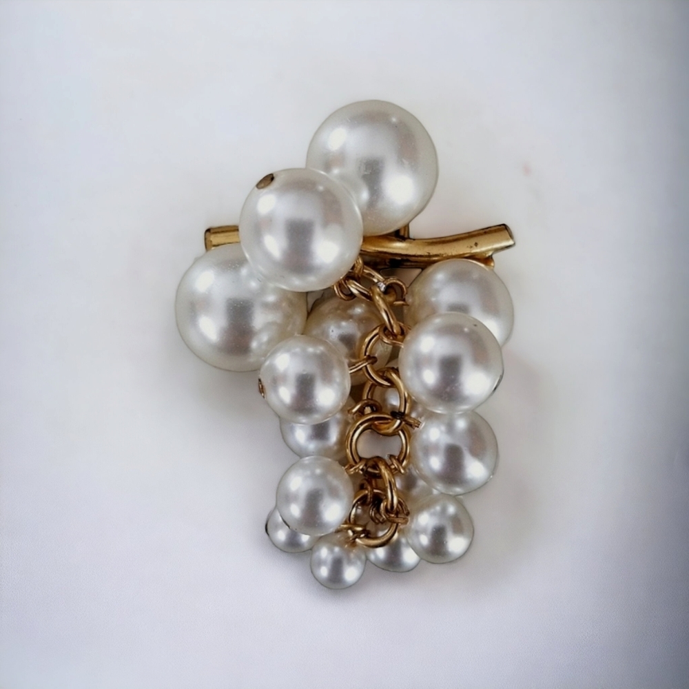 Vintage 1950s Mid Century Faux Pearl Cluster Gold Tone Metal Brooch Pin - Picture 2 of 10